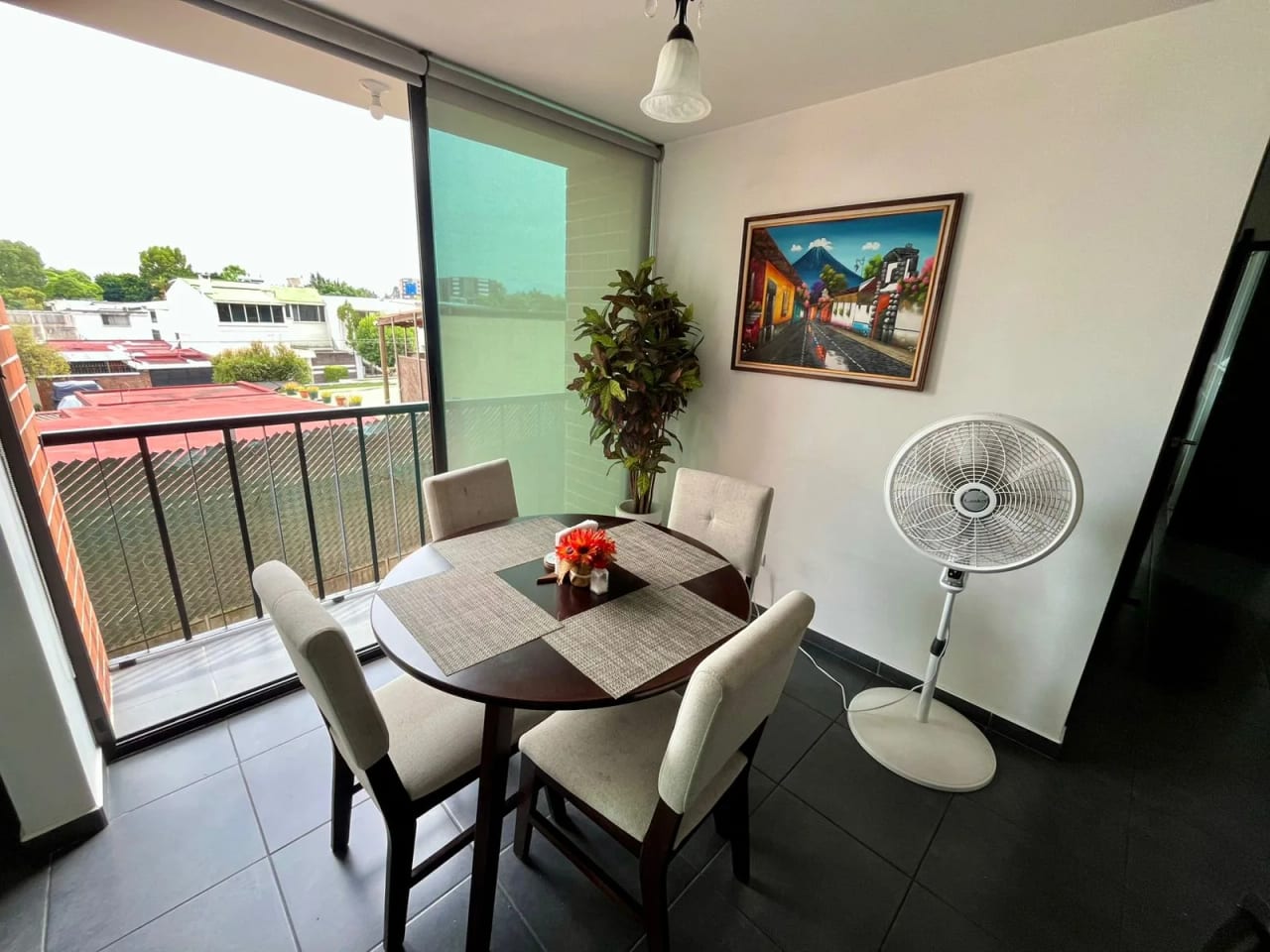 APARTAMENTO AMUEBLADO EN VENTA ZONA 11 EDIFICIO MARISCAL UNO UNO — foto 3 de 14