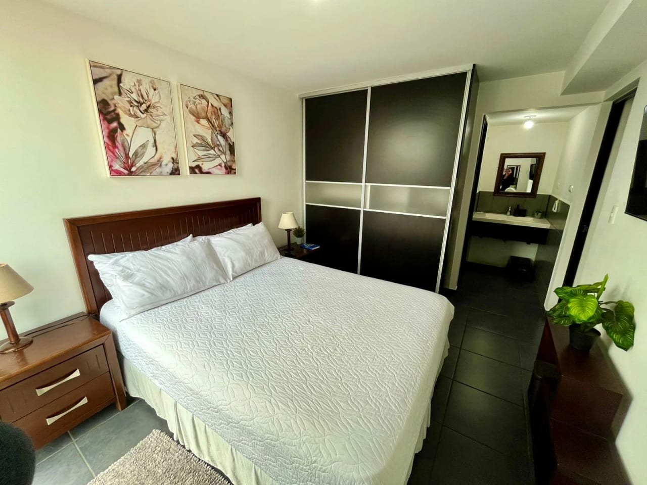 APARTAMENTO AMUEBLADO EN VENTA ZONA 11 EDIFICIO MARISCAL UNO UNO — foto 8 de 14