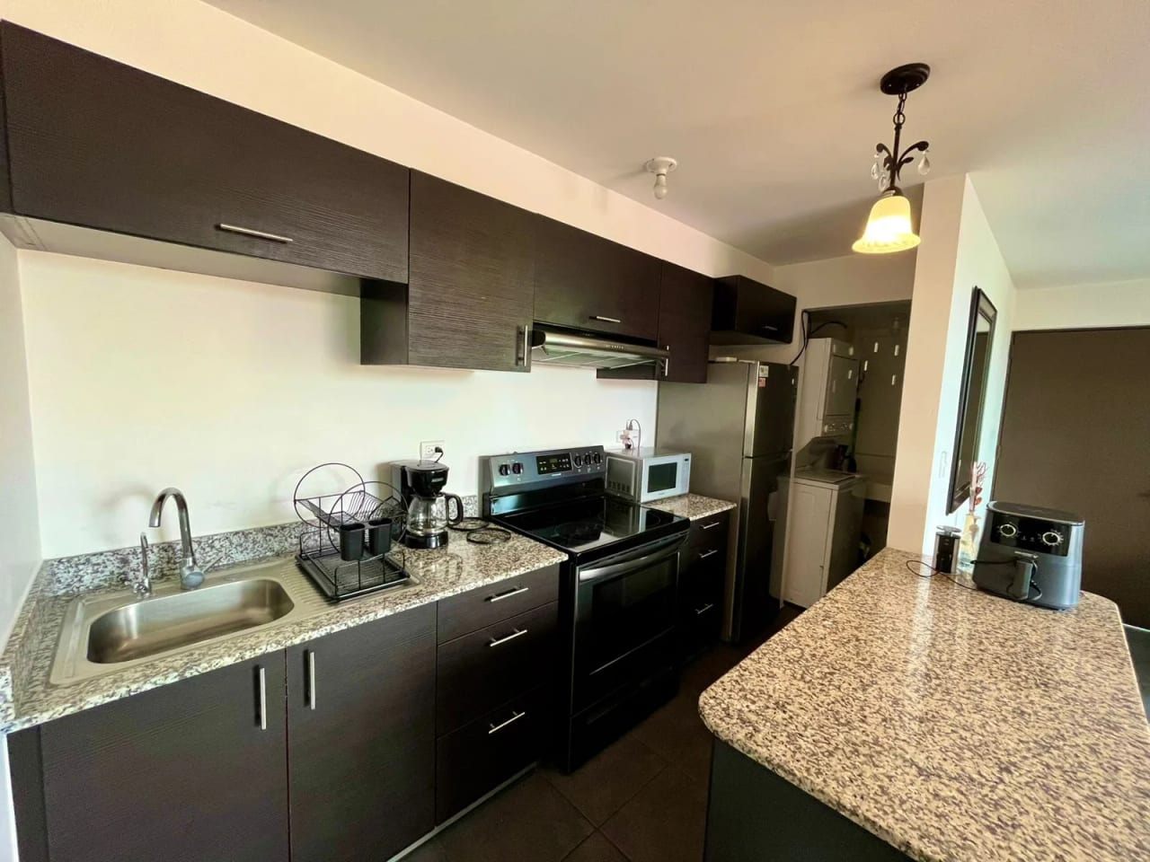 APARTAMENTO AMUEBLADO EN VENTA ZONA 11 EDIFICIO MARISCAL UNO UNO — foto 4 de 14